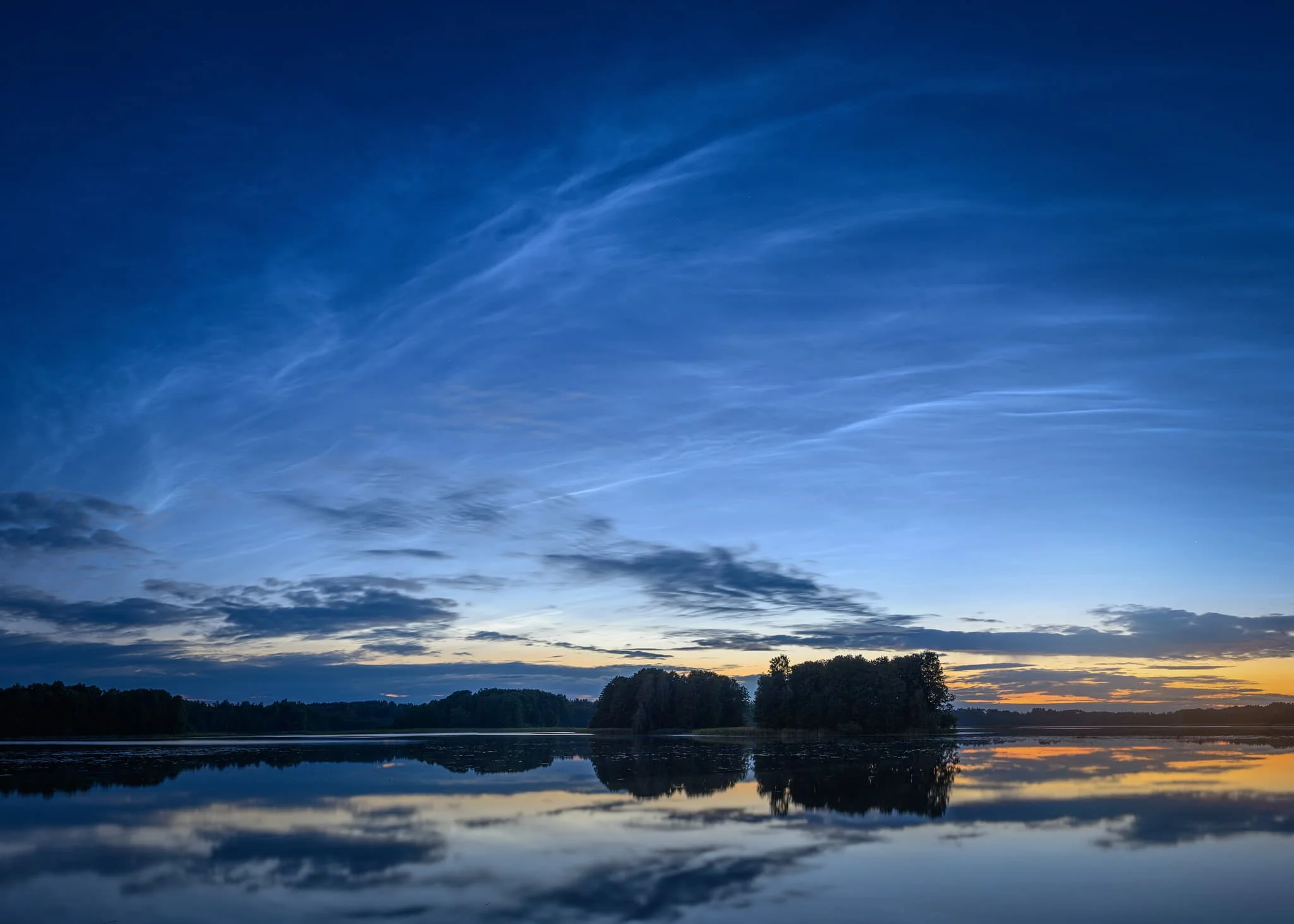 Sudrabainie mākoņi pār Zvirgzdenes ezeru. Ludza
