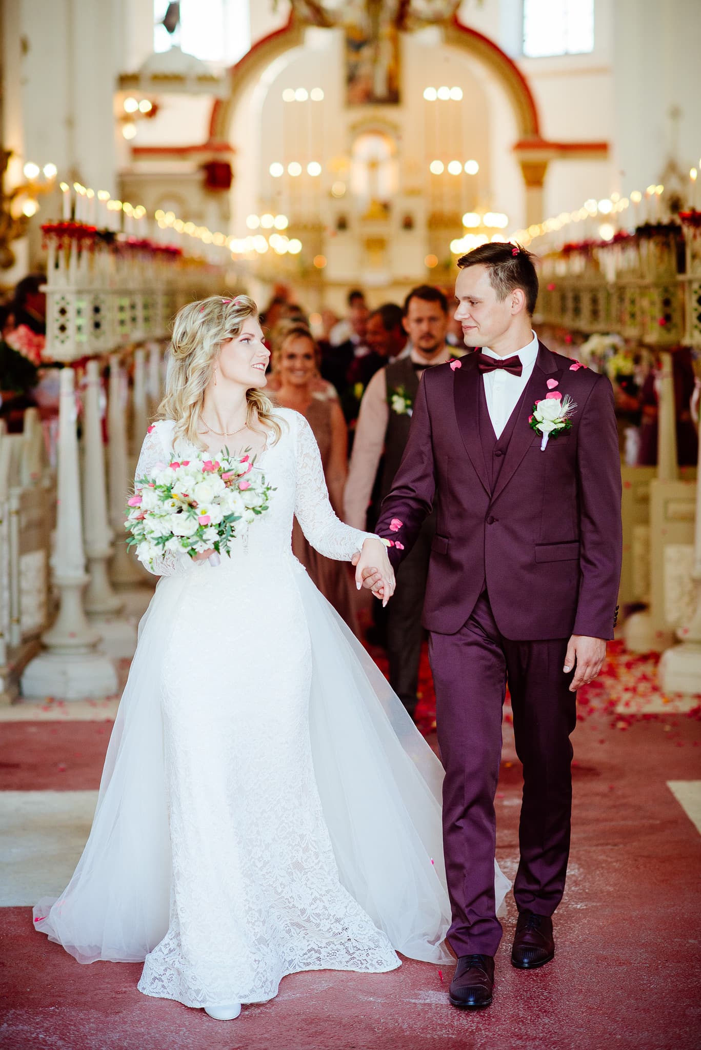 Jaunlaulātie, Kārsava