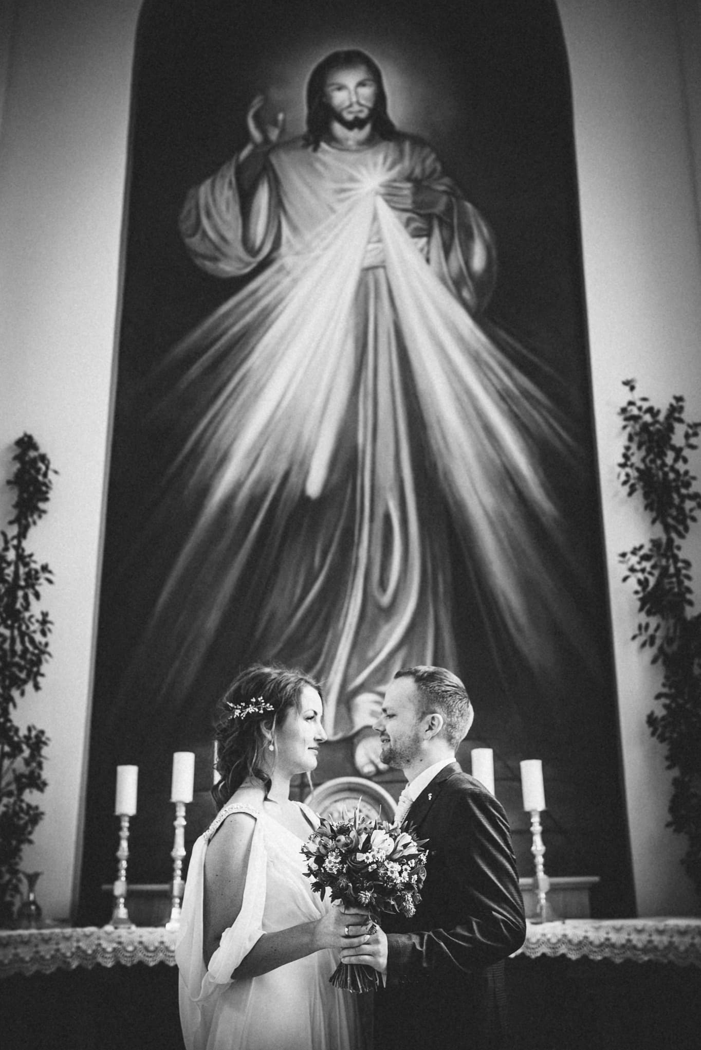 Laulību mirklis Ludzas Jaunavas Marijas Debesīs uzņemšanas Romas katoļu baznīcā