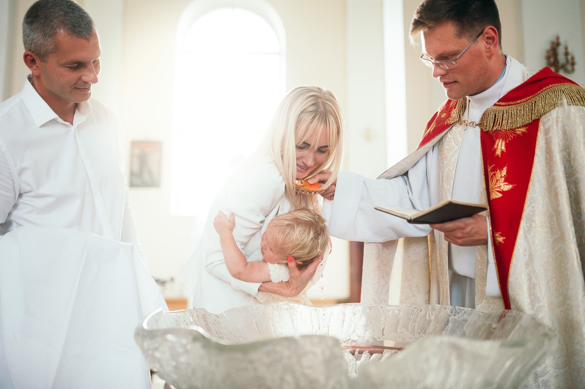 Kristību mirklis Ludzas Jaunavas Marijas Debesīs uzņemšanas Romas katoļu baznīcā