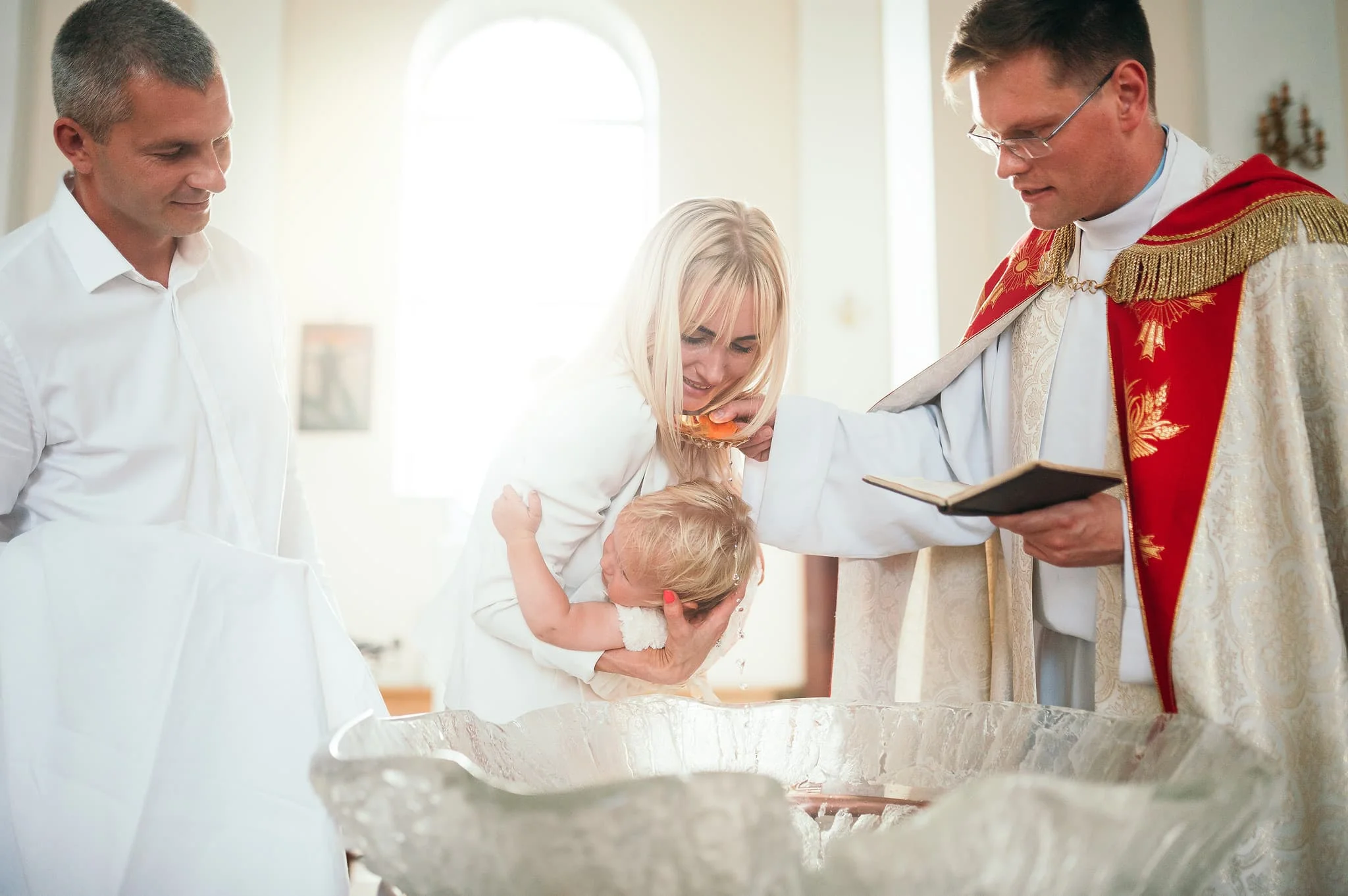 Kristību mirklis Ludzas Jaunavas Marijas Debesīs uzņemšanas Romas katoļu baznīcā