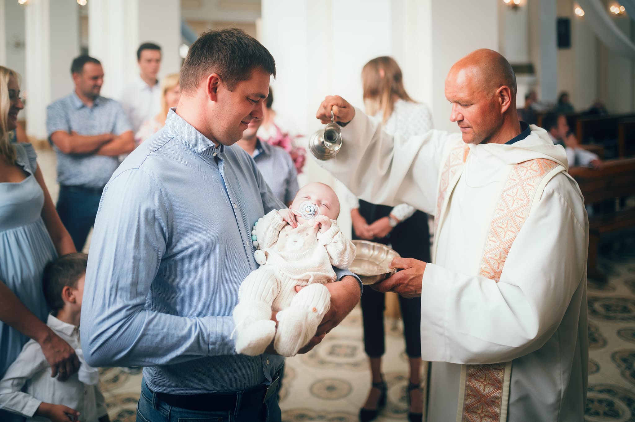 Kristību mirklis Ludzas Jaunavas Marijas Debesīs uzņemšanas Romas katoļu baznīcā